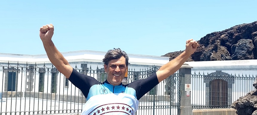 Nacho Herrero celebrando la finalización del reto por la ELA.