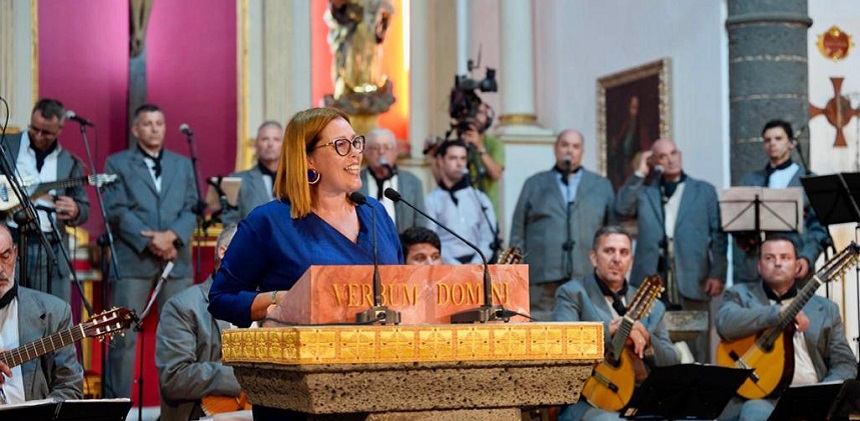 Imagen de Astrid Pérez durante su discurso en el interior de la iglesia de San Ginés.