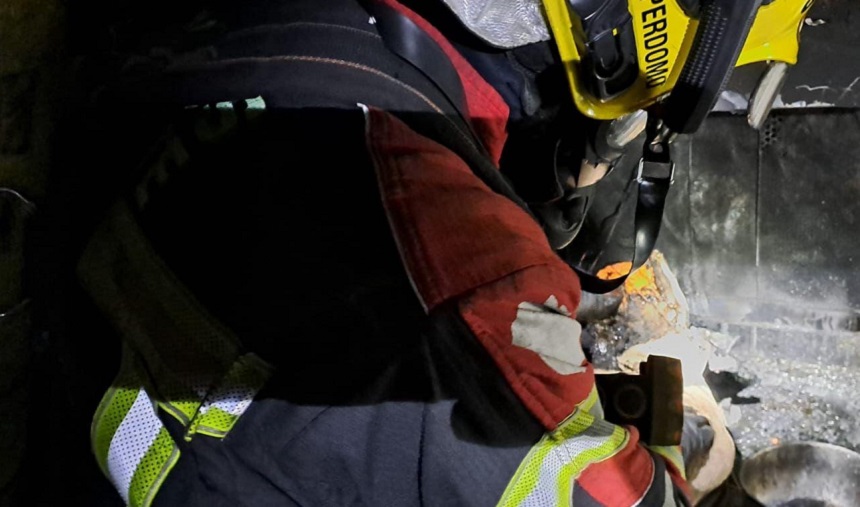 Imagen de uno de los bomberos del Consorcio realizando las comprobaciones tras apagar el fuego dentro de la vivienda.
