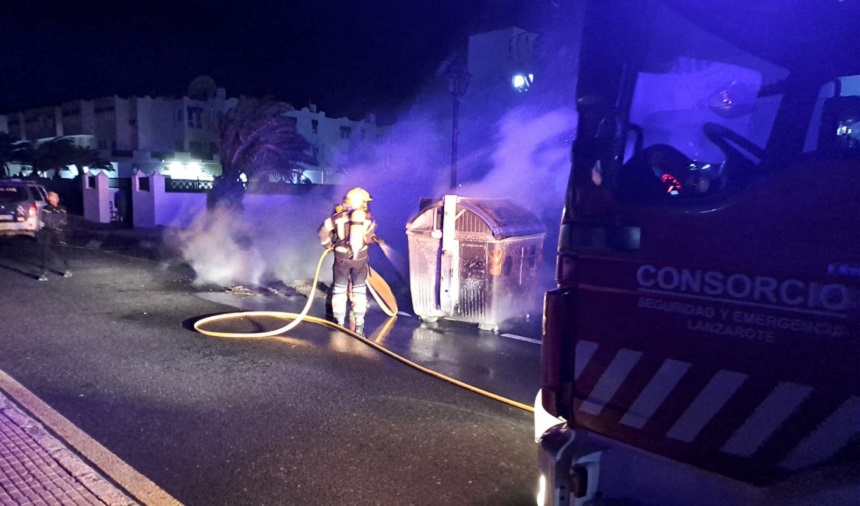 Imagen de los bomberos sofocando el fuego en uno de los contenedores.