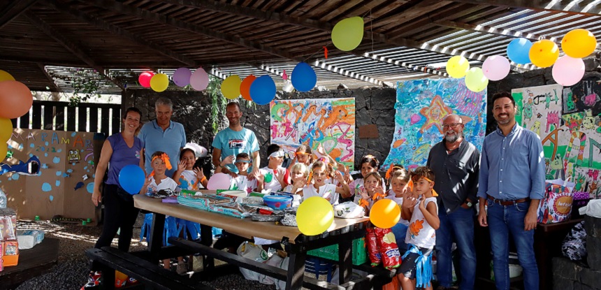 Imagen de los difentes cargos públicos junto a los niños de la escuela de verano Participactiva.