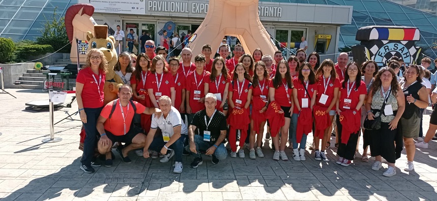 Imagen de los participantes del mundial sub 12 de ajedrez que se está disputando en Rumanía.