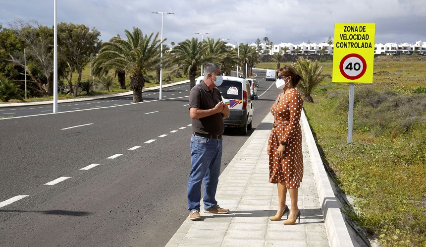 Eugenio Robayna y Olivia Duque visitando una de las zonas asfaltadas.