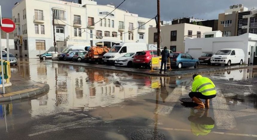 Consecuencias de las lluvias en una de las calles donde más daño hace en Arrecife.