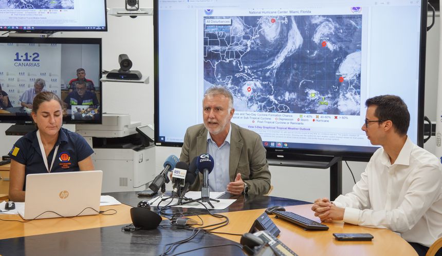 Ángel Víctor Torres durante la rueda de prensa de este sábado