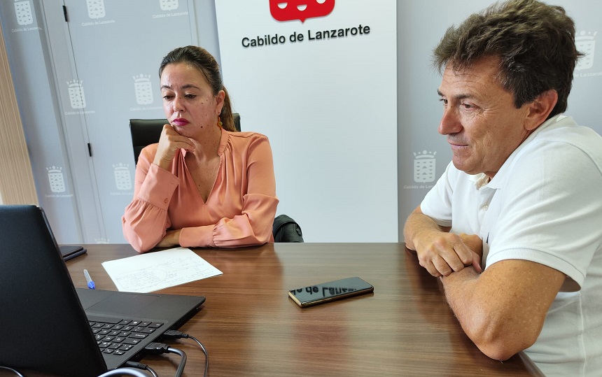 María Dolores Corujo y Enrique Espinosa durante la reunión telemática de este lunes.