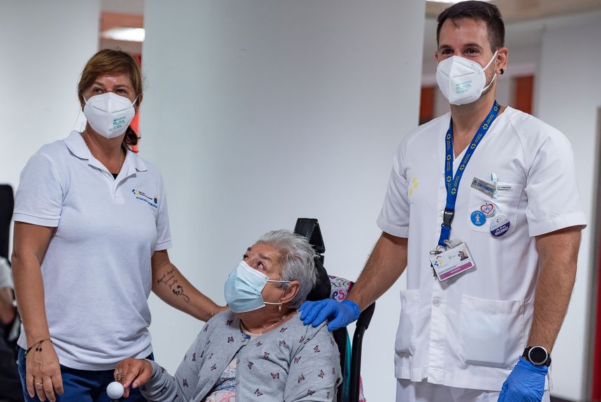 Inicio de la vacunación con la cuarta dosis de refuerzo en el centro sociosanitario El Pino