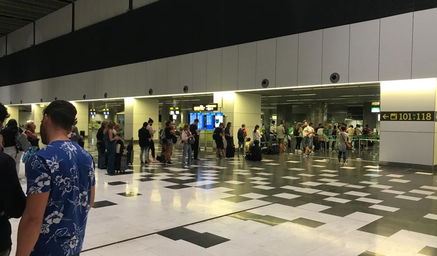 Imagen de los pasajeros intentando acceder al avión.