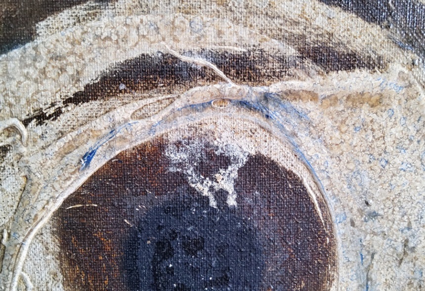 Imagen de una obra del MIAC antes de su restauración.