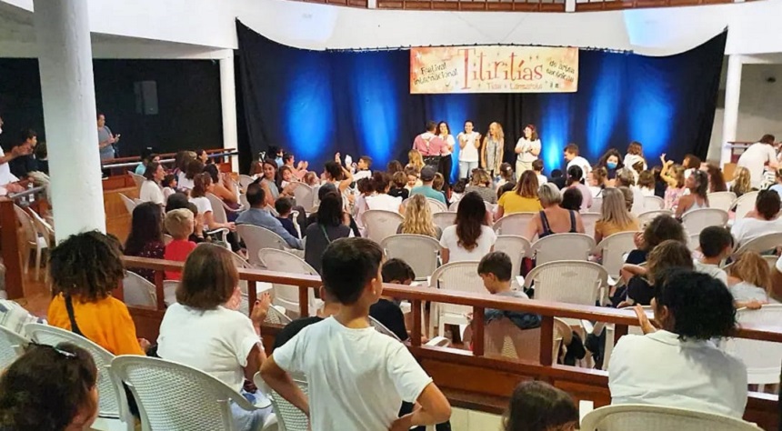 Imagen de la gente disfrutando del festival de titiritías.