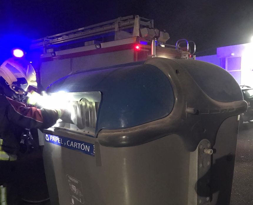 Imagen del bombero interviniendo para que no se quemara uno de los contenedores