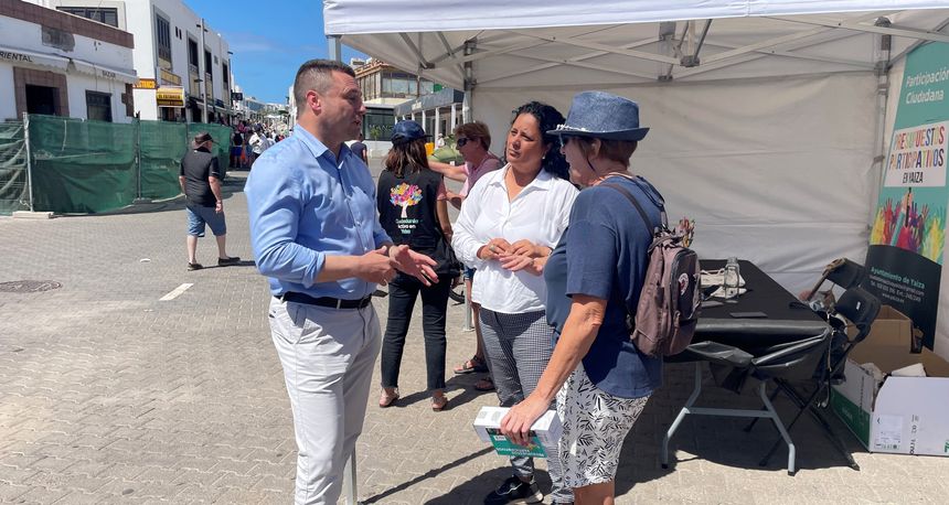 El alcalde de Yaiza en una jornada informativa en la calle Limones