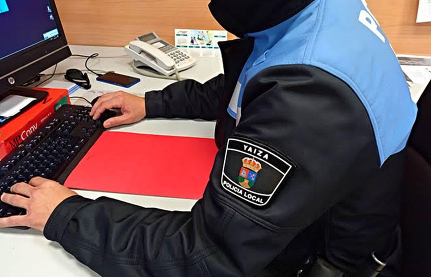 Un agente trabajando en la comisaría de Yaiza.