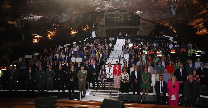 Reconocimiento institucional a la sociedad lanzaroteña (1)