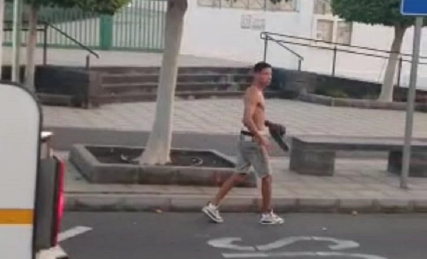 Imagen del joven abandonando la zona tras levantarse de la carretera.