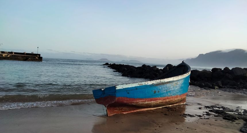 Imagen de la patera que ha llegado al muelle del pueblo de Caleta de Famara