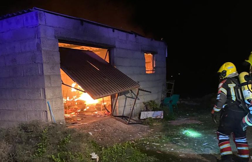 Los bomberos llegando al lugar del incendio