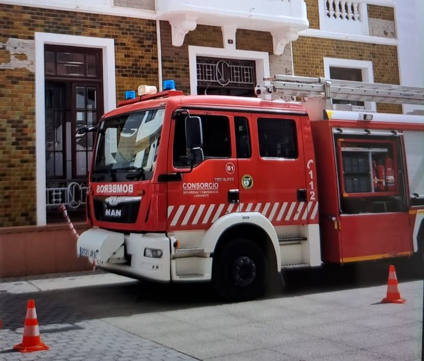 Los bomberos acordonaron la zona de la Calle Real