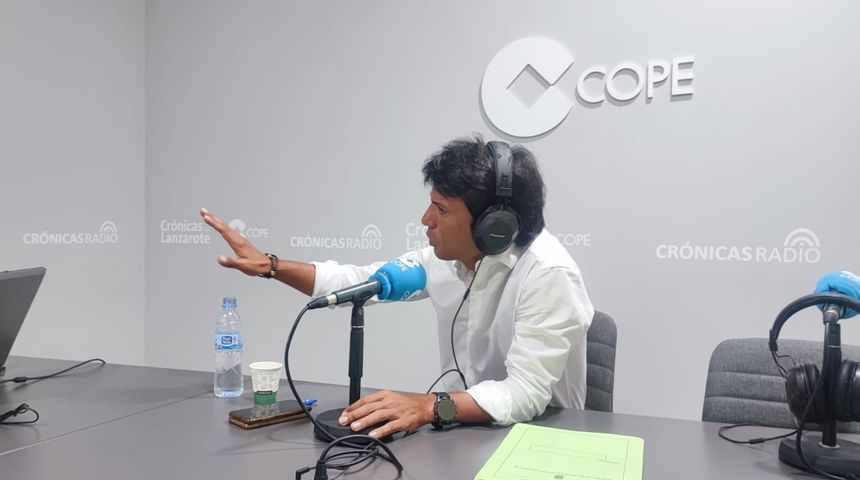Marcos Bergaz en medio de la entrevista en los estudios de Cróncias Radio-COPE Lanzarote.