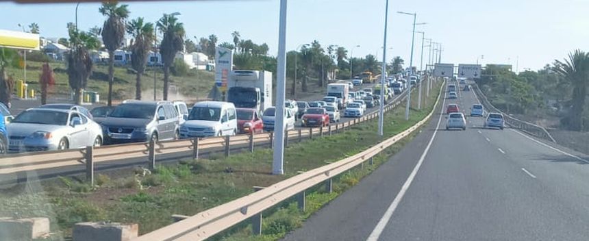 El atasco se ha extendido hasta la rotonda de salida de la capital de Lanzarote.