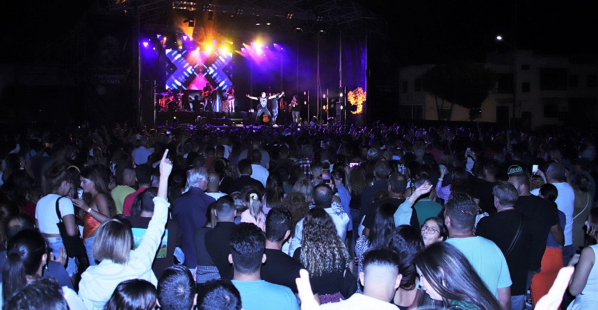 Imagen de la gran afluencia de pública que fue al concierto de Andy y Lucas.