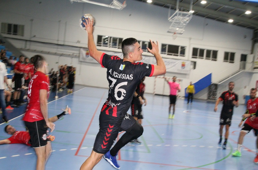 Imagen de un jugador del CB San José realizando un lanzamiento.