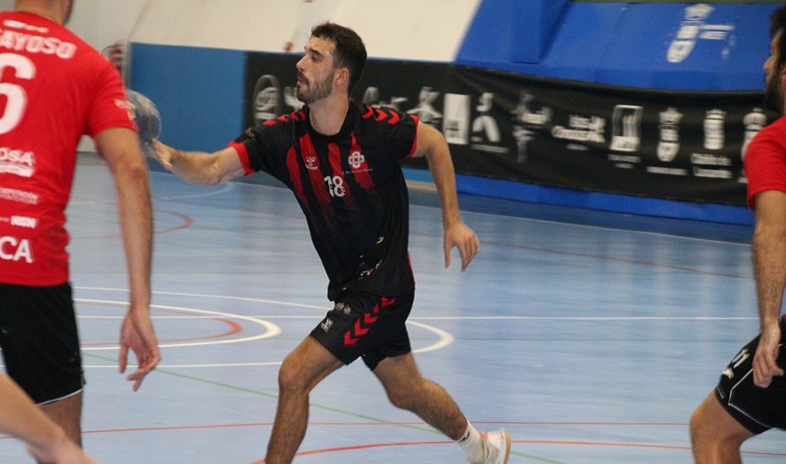 Jugador del CB San José Obrero circulando el balón.