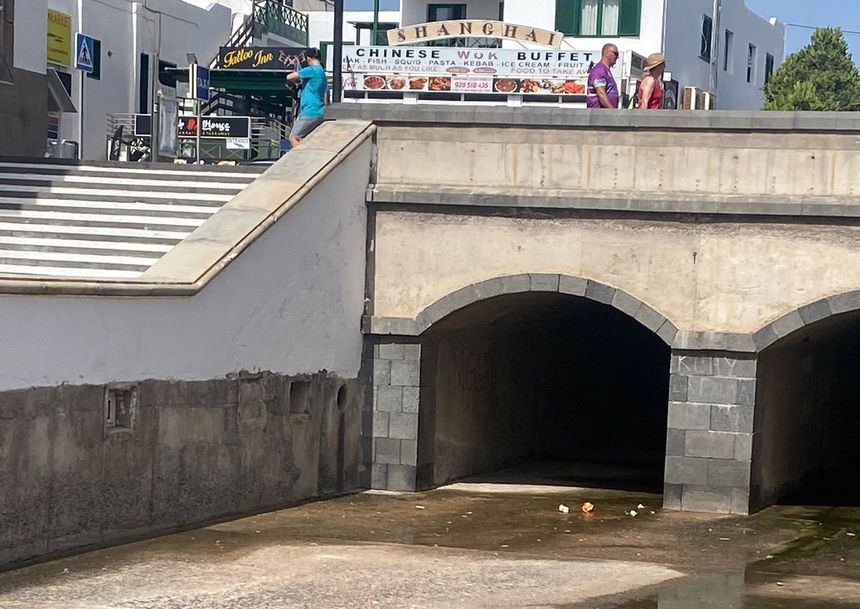 Una de las zonas más transitadas de Playa Blanca donde se producen los vertidos