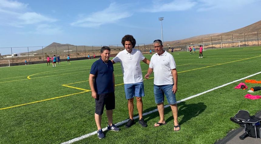 El presidente de la UD Lanzarote este martes festivo con los concejales de Teguise Gerardo Rodríguez y Eugenio Robayna