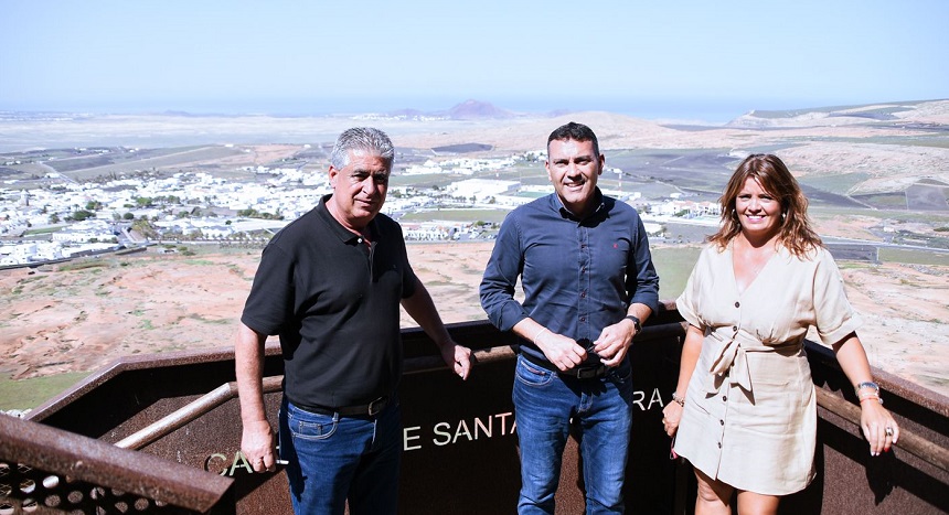 Eugenio Robayna, Oswaldo Betancort y Olivia Duque en una de las partes remodeladas del castillo.