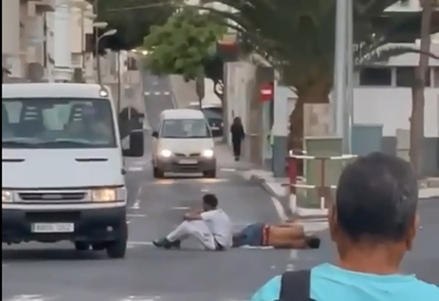 Instante en el que uno de ellos trataba de levantarse.