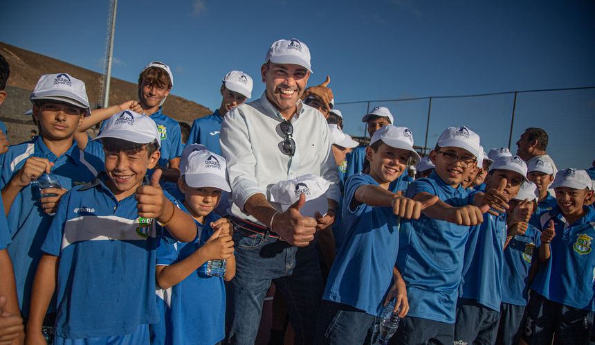 El alcalde de Teguise estuvo con los niños durante la presentación.