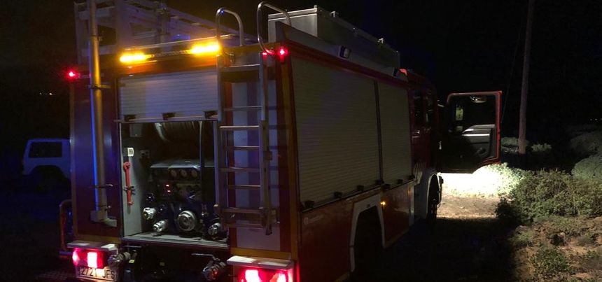 Imagen del camión de bomberos desplazado a la zona.