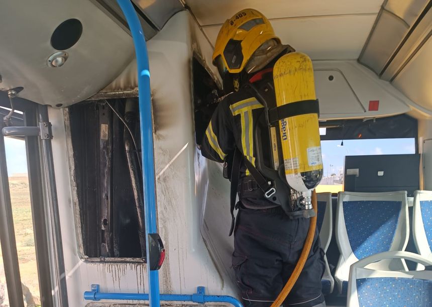 El fuego también afectó al interior del vehículo.