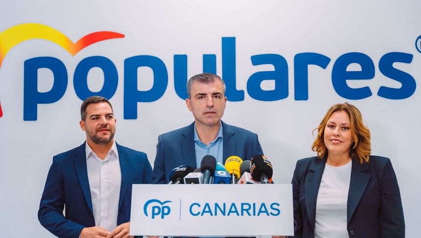 Imagen de Manuel Domínguez acompañado de Astrid Pérez y Jacobo Medina.