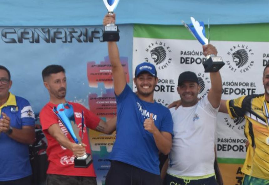 Daniel recogiendo uno de sus premios