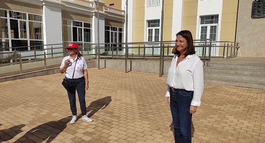 Imagen de la consejera de Bienestar Social junto a una manifestante de ADISLAN.