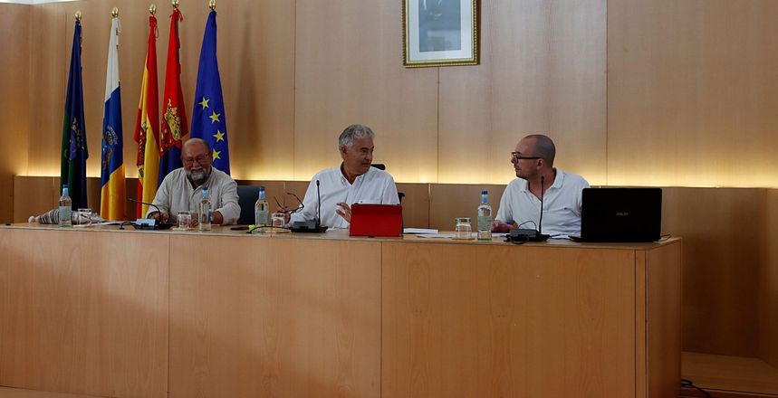 El alcalde de Tías hablando con el secretario durane el pleno