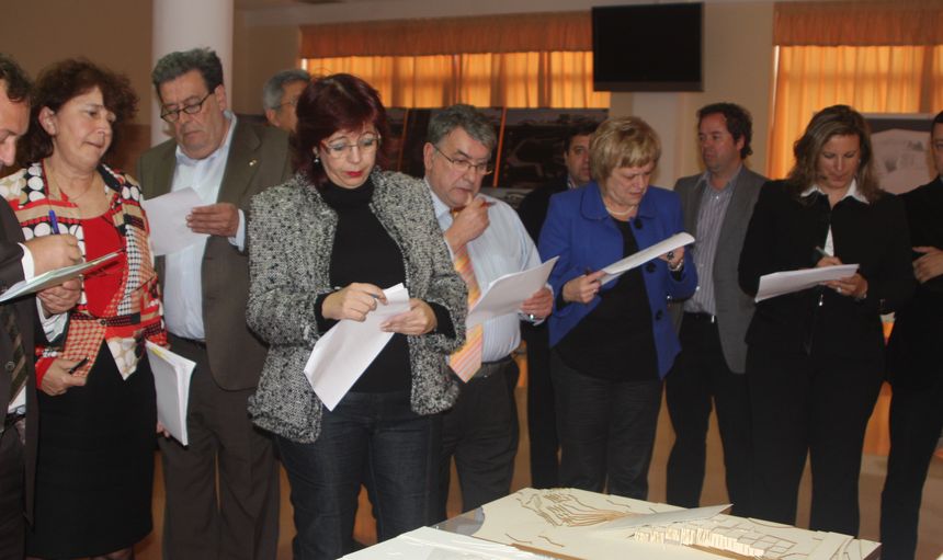 En 2009 Manuela Armas como presidenta del Cabildo y Enrique Pérez Parrilla como alcalde de Arrecife estudiando el proyecto que les presentó Rita Martín.