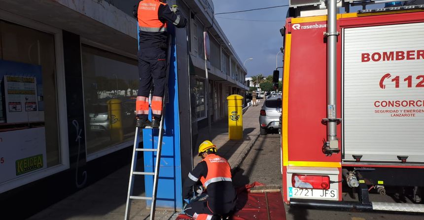Imagen de los bomberos recogiendo los cristales de la cabina