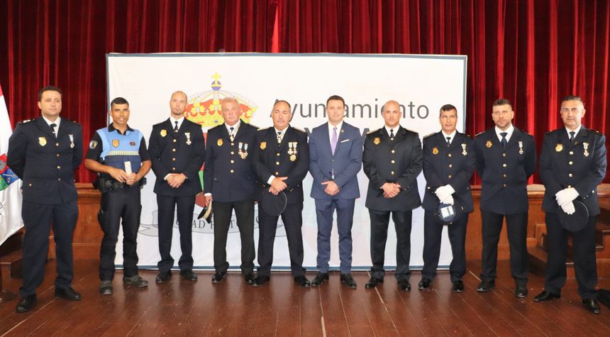 El alcalde con agentes distinguidos