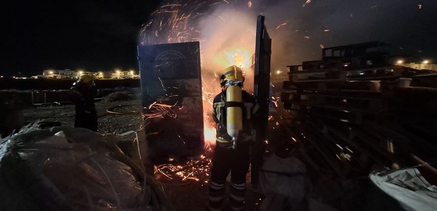 bomberos y contenedor