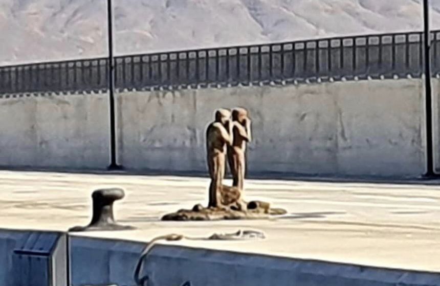 Imagen de las esculturas que están en el puerto.