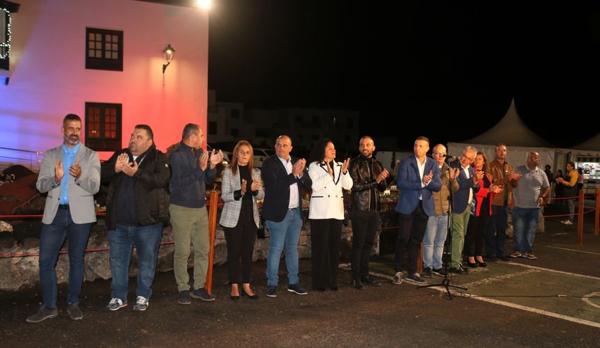 Miembros de la Corporación de Yaiza junto a dos de los belenistas que se han encargado del diseño