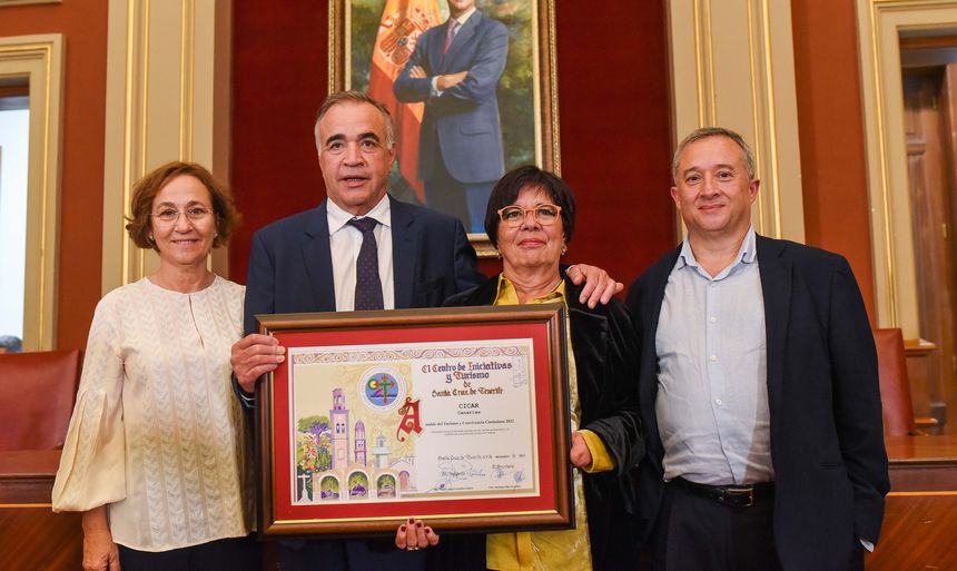 La familia Cabrera orgullosa recogiendo el galardón