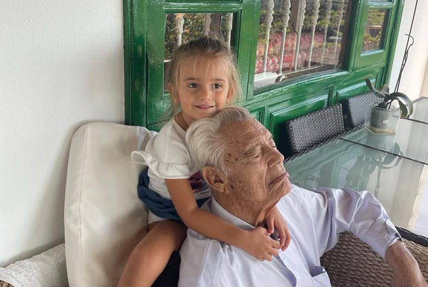 Preciosa imagen del abuelo con una de sus nietas