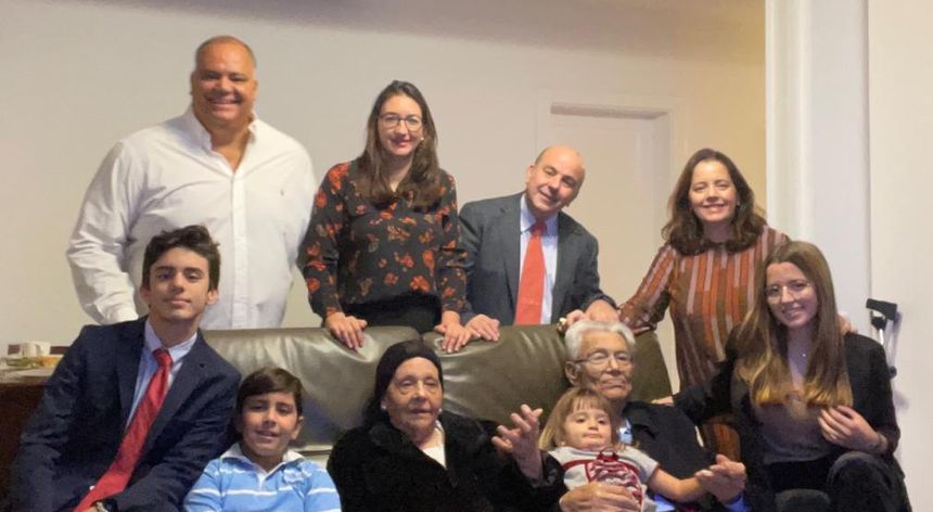 Manuel Cabrera rodeado de su gran familia en una imagen reciente