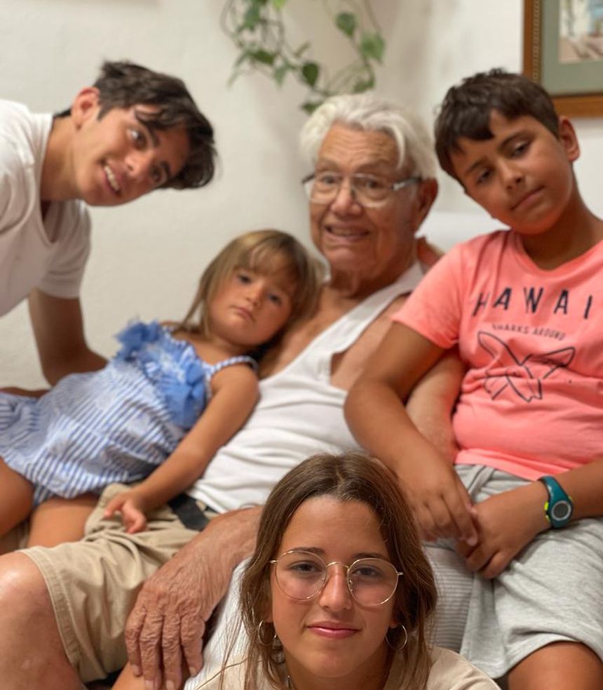 Imagen entrañable de Manuel Cabrera con sus nietos