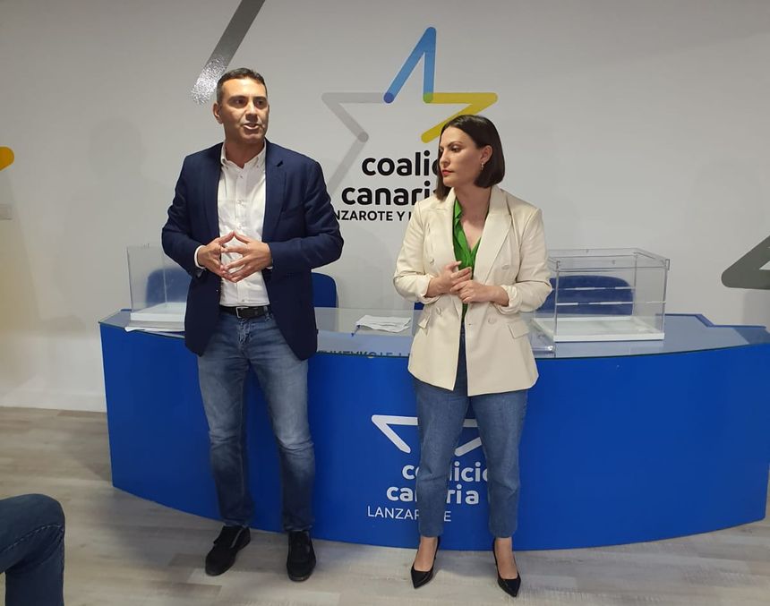 Oswaldo Betancort y Migdalia Machín dirigiéndose a sus compañeros tras la elección