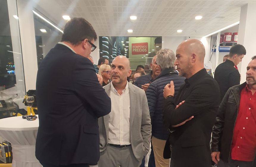 Imagen del alcalde de San Bartolomé y el concejal de Obras charlando con el dueño del establecimiento